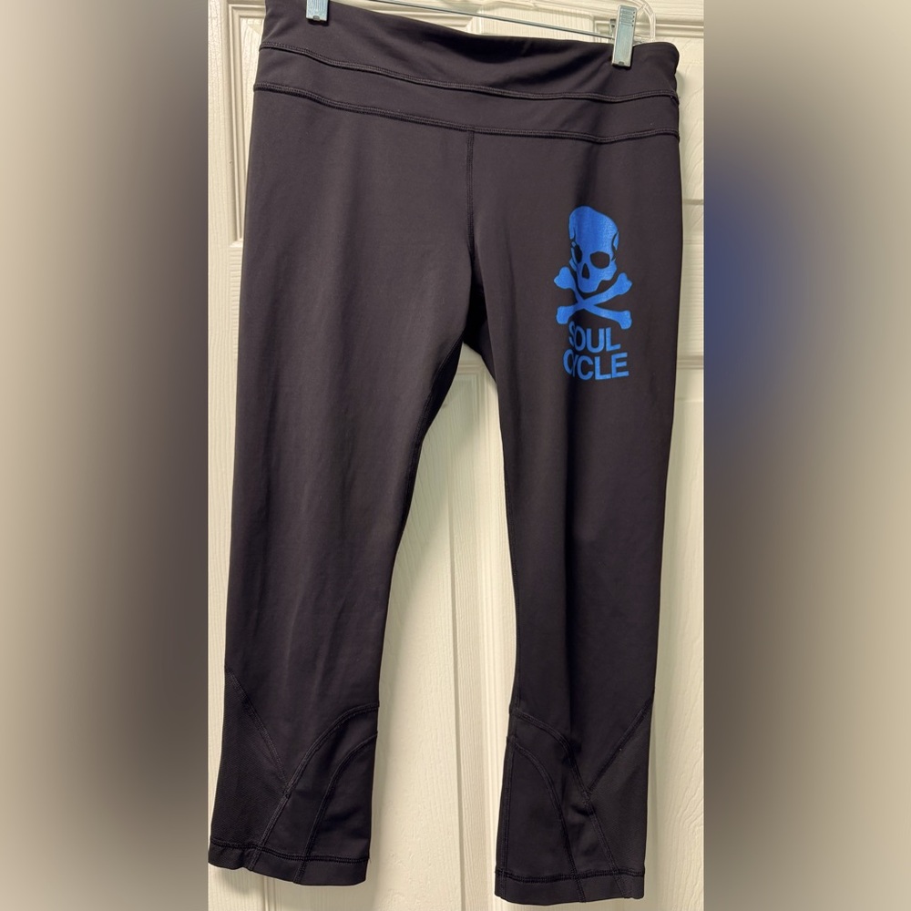 LULU 🍋 LEMON x SOUL CYCLE BLACK Capri size 8 
Excellent condition!
